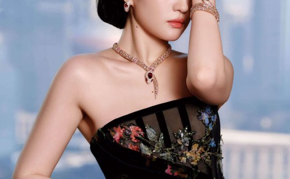 刘亦菲170cm身材太有料！深V领口敞太开，1.5亿珠宝上身都压不住