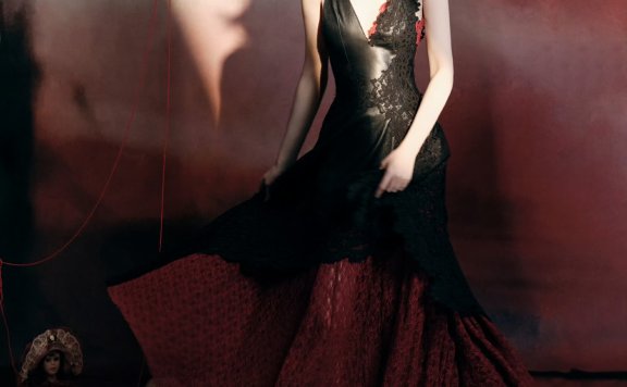 红黑塑鬼王风骨,迪丽热巴演绎冷艳神性穿搭美学