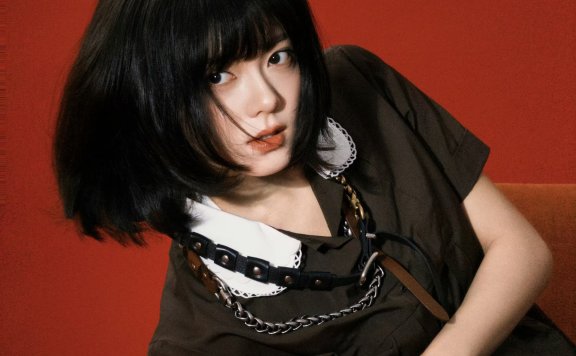 甜酷碰撞！赵今麦复古娃娃领裙装演绎反差感美学