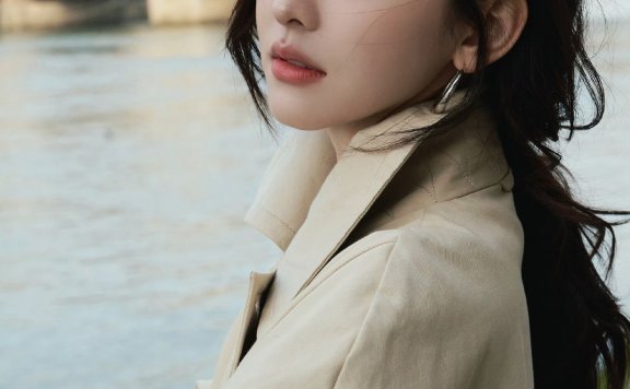 章若楠巴黎街拍：松弛感穿搭的终极叙事