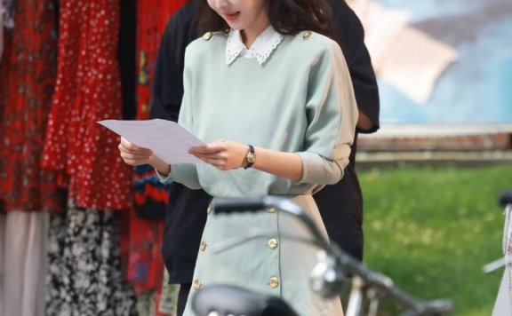 不愧是宅男女神，章若楠《冬去春来》15套穿搭演绎90年代女神穿搭