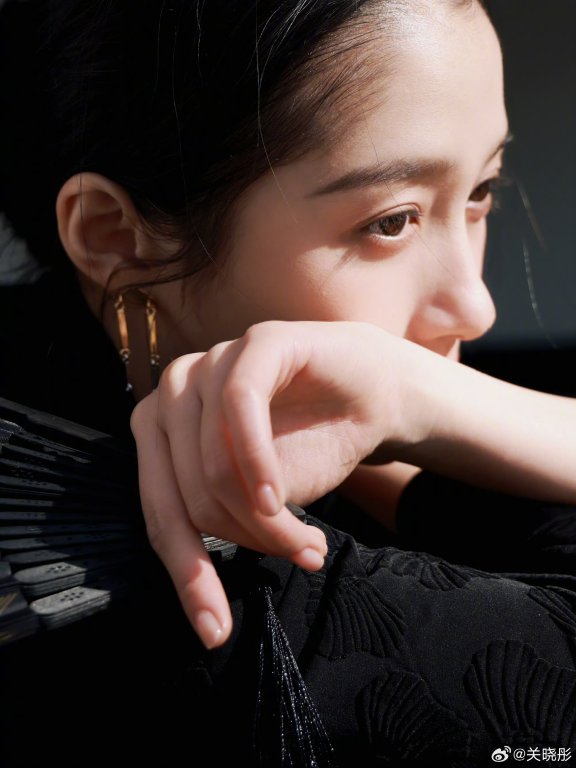墨色染国风，关晓彤解锁新中式穿搭清冷美学