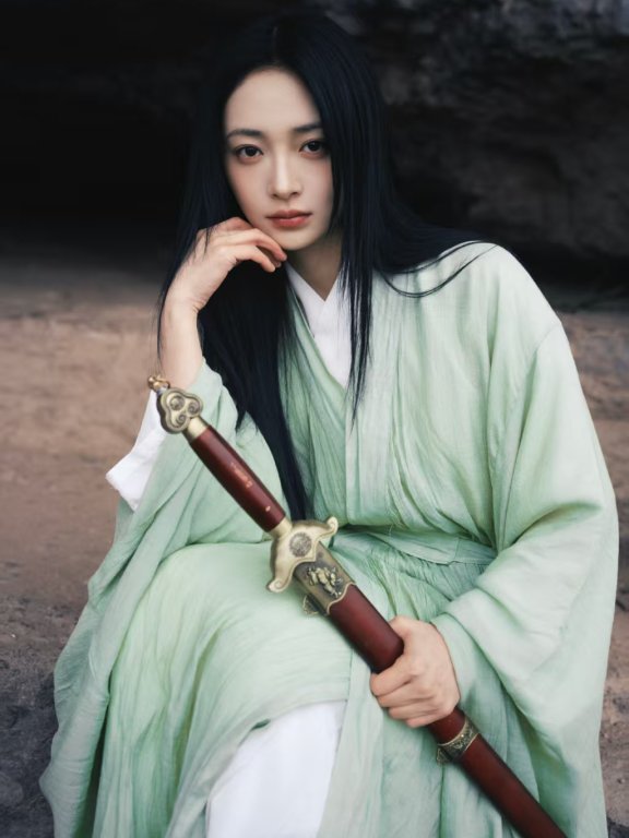 青衣仗剑入江湖,周洁琼演绎新中式侠女穿搭美学