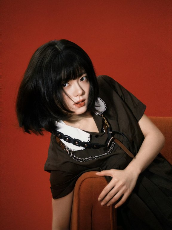 甜酷碰撞!赵今麦复古娃娃领裙装演绎反差感美学