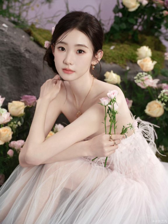 张艺凡时尚写真：雾境花仙，把春日揉进裙摆