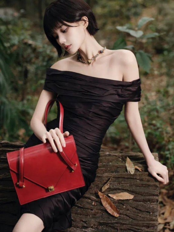 短发李一桐穿黑色抹胸包臀裙!露出香肩大美腿性感撩人