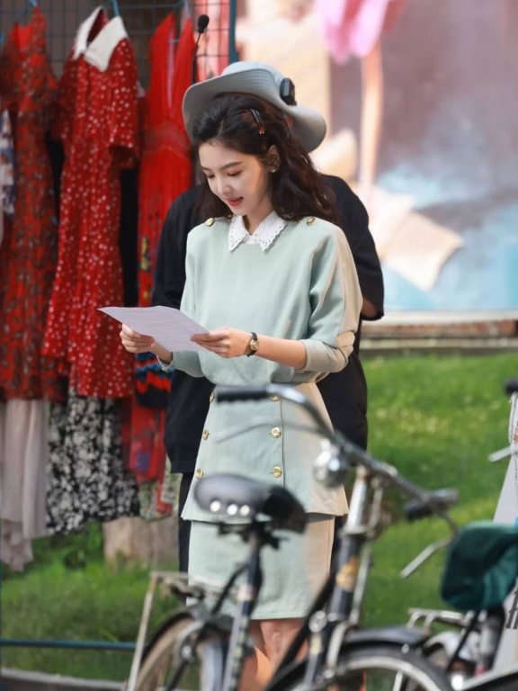 不愧是宅男女神,章若楠《冬去春来》15套穿搭演绎90年代女神穿搭