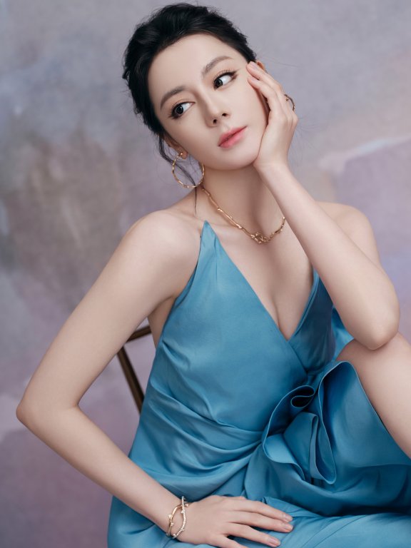 湖蓝缎面的松弛美学：迪丽热巴的轻礼服范本