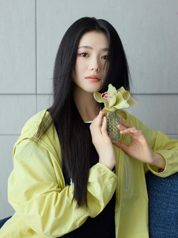 刘浩存时尚穿搭：轻机能松弛感，少女风的高级破局