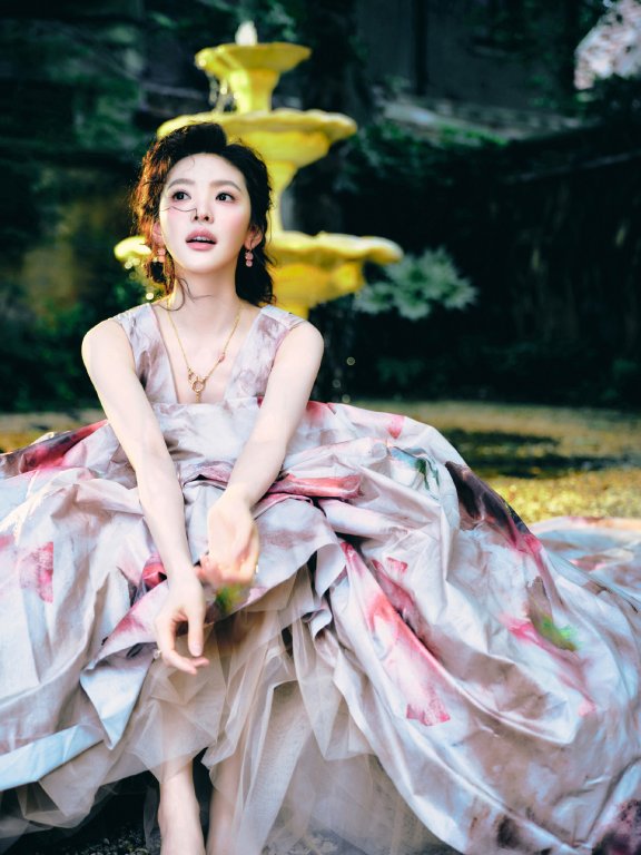 章若楠亮相微博电影之夜红毯造型大片,身穿Elie Saab 2026秋冬系列
