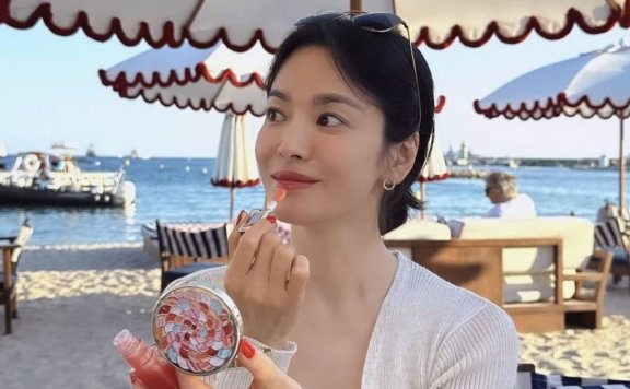 宋慧乔最近的度假装真是美翻了,泳装照依旧清纯、长裙秒变气场女王