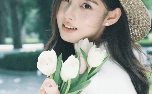 艾米晒十八岁生日写真大片 白衬衫连衣裙清新治愈少女感满满