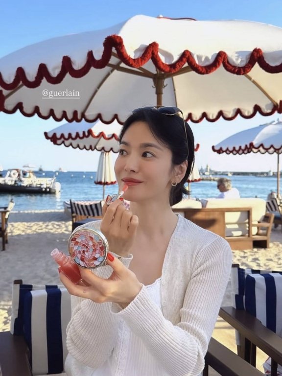 宋慧乔最近的度假装真是美翻了,泳装照依旧清纯、长裙秒变气场女王