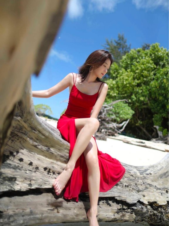 46岁秦岚晒最新盛夏美照,演绎成熟御姐风韵