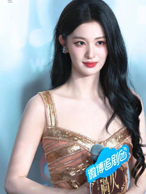 王楚然被追剧团狂赞倾国倾城！雪肤玉貌身材火辣性感撩人