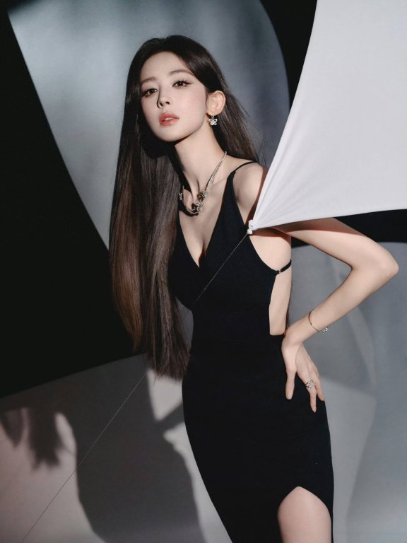古力娜扎晒最新清凉美照,性感奔放与清新怡人相结合