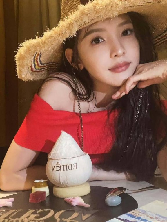 章若楠不愧是宅男女神，露着肩玩纯欲，这一字肩穿搭值得学一下