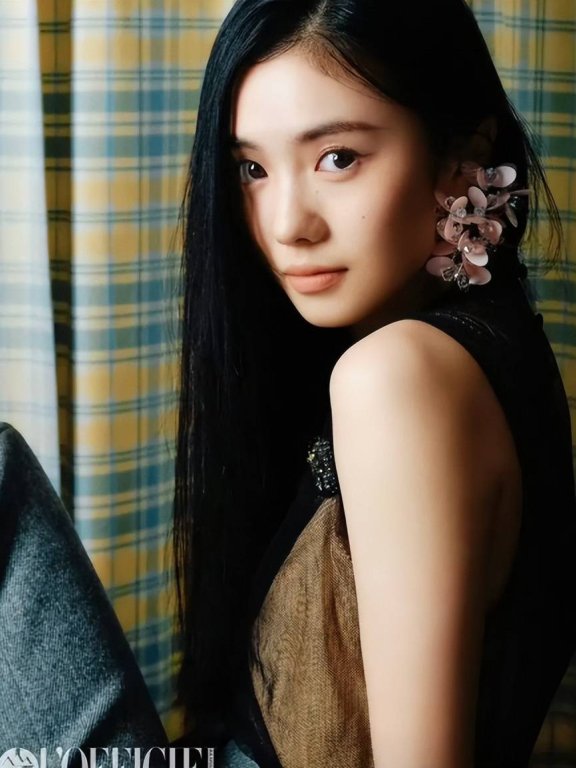 刘浩存上演写真大片，挑战不同的穿搭，又美又飒