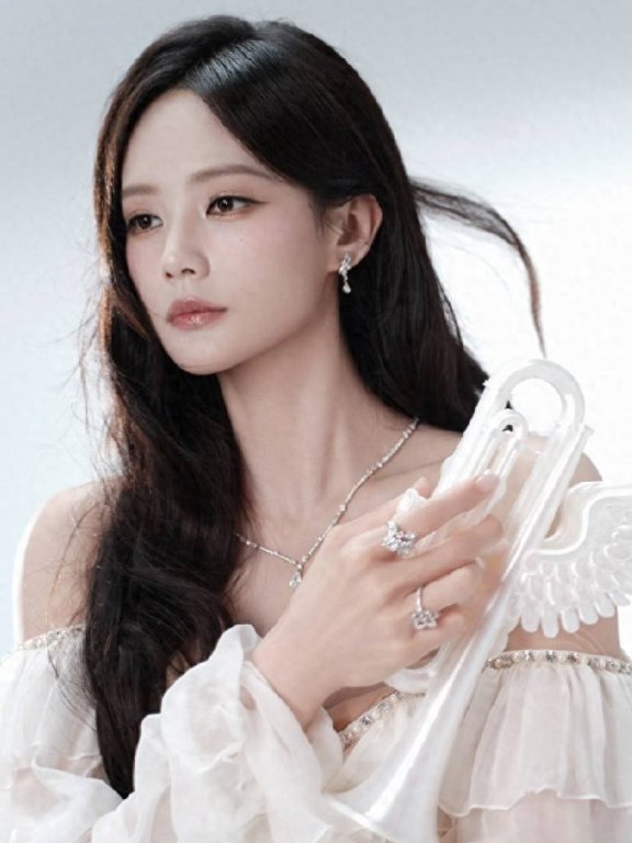 李一桐最新穿搭像拆开了三种情绪盲盒:红唇·拍立得·羽毛翅膀全在