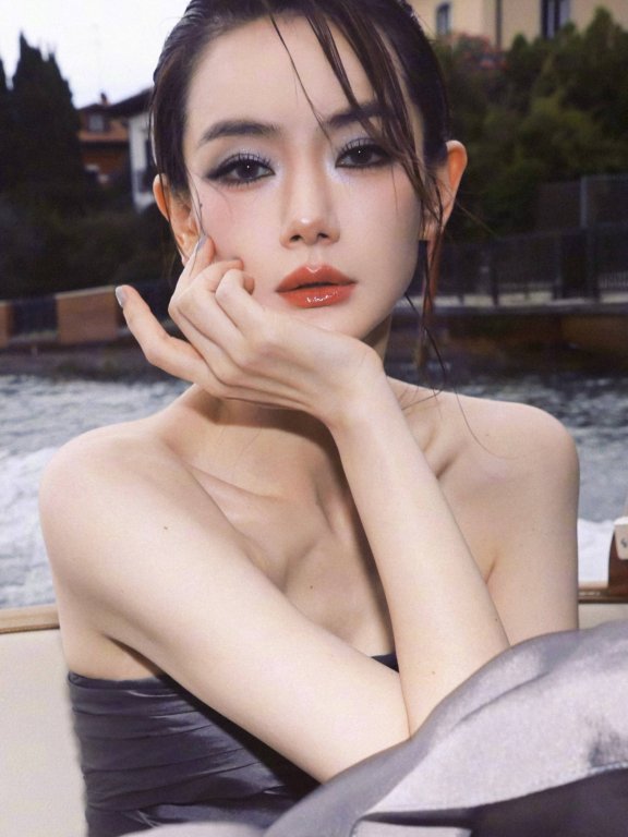 戚薇水上大片美到失语!墨蓝抹胸长裙把“克制的性感”穿明白了