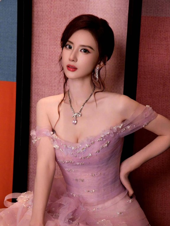 张萌粉色抹胸长裙穿搭,真是氛围感女神!